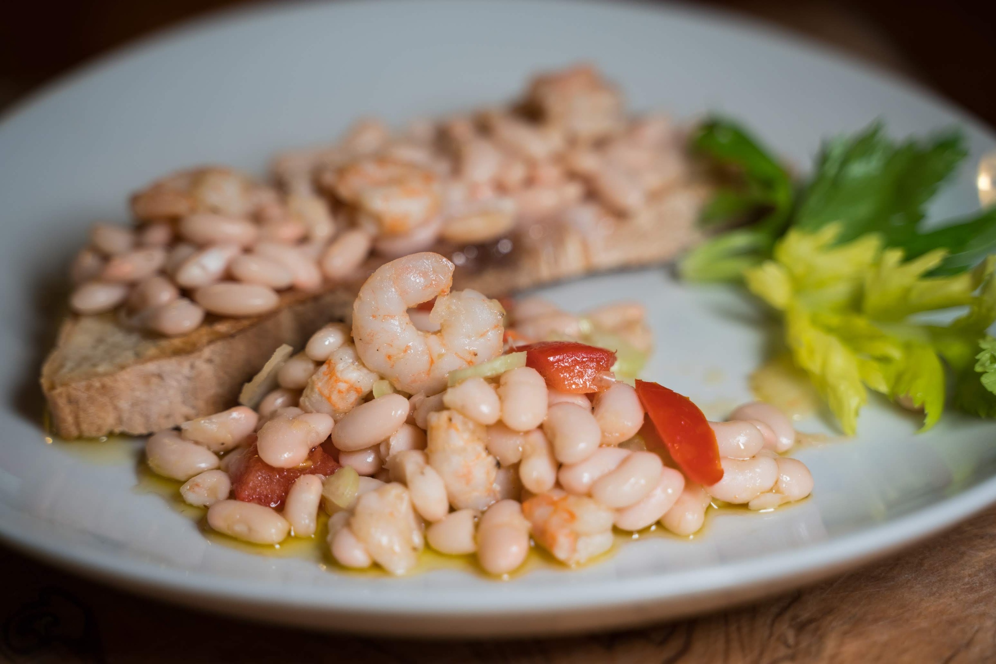 Insalata con fagioli di sorana, gamberetti e sedano