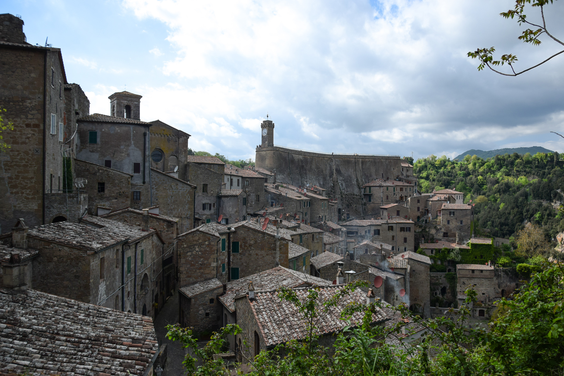 Sorano, a medieval hill town dug into the tufa | Visit Tuscany