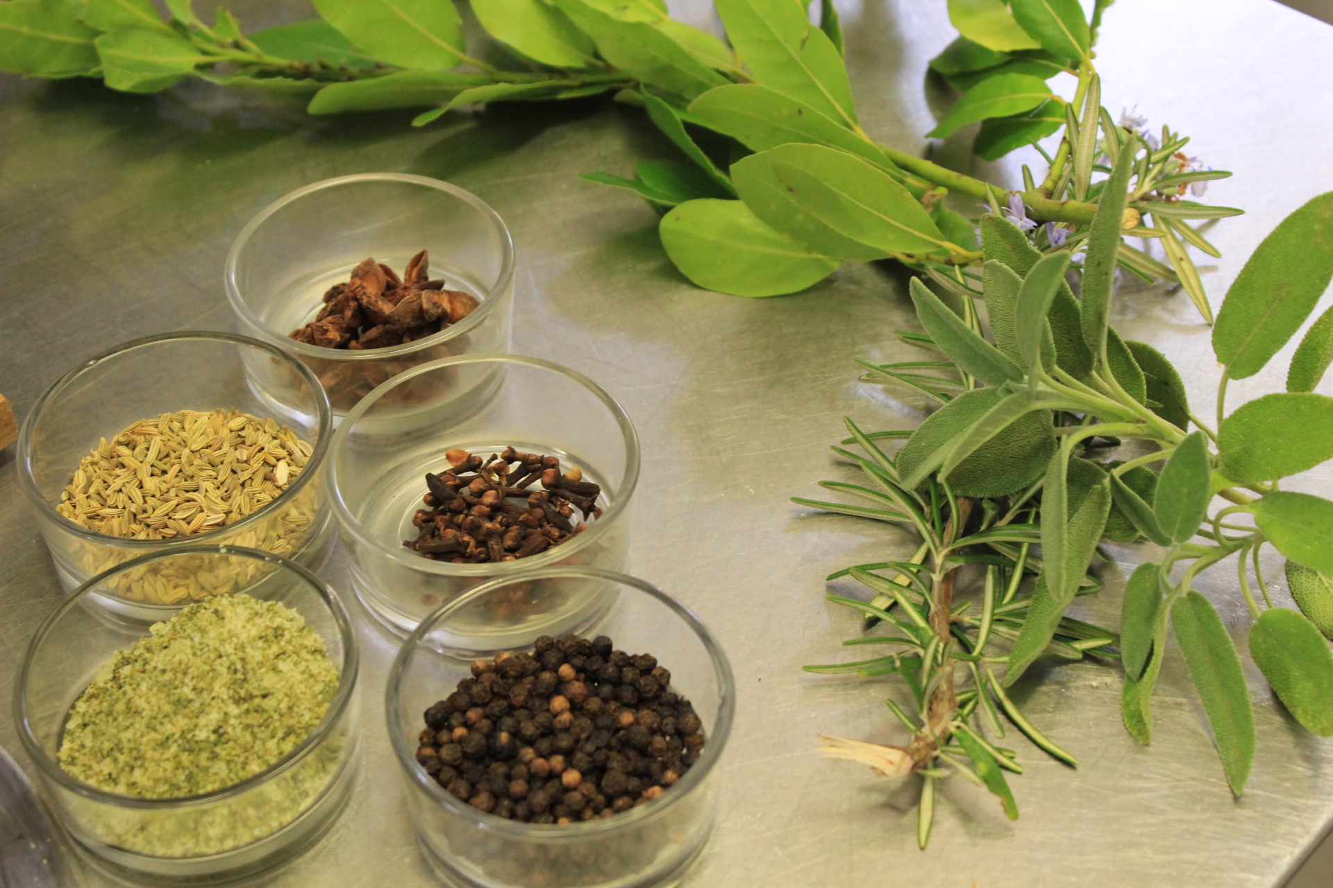 Pepper, garlic, sage, rosemary, salt, bay leaves, fennel seeds, nutmeg, star anise Pepper, garlic, sage, rosemary, salt, bay leaves, fennel seeds, nutmeg, star anise