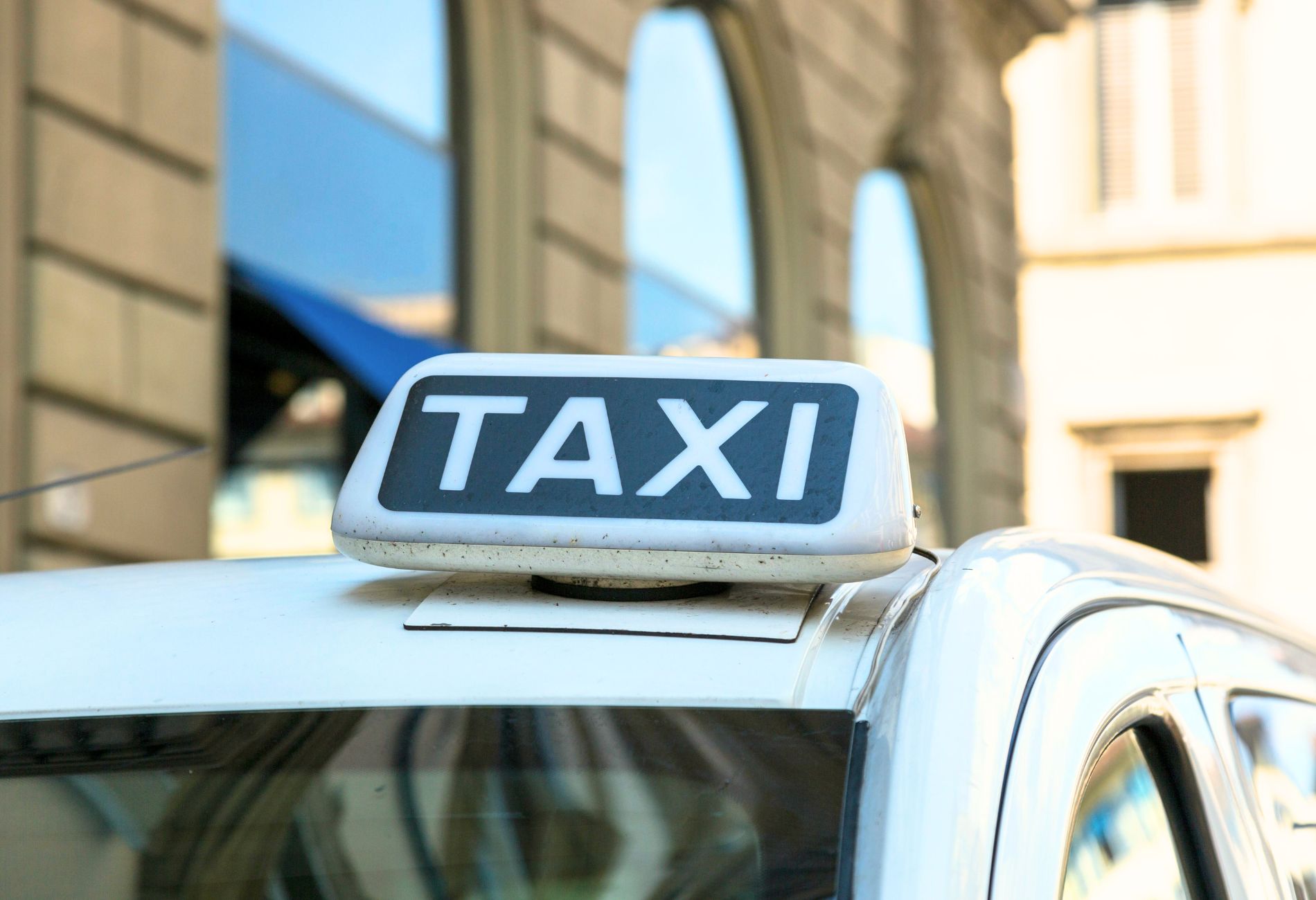 Close up sull'insegna taxi in centro cittadino