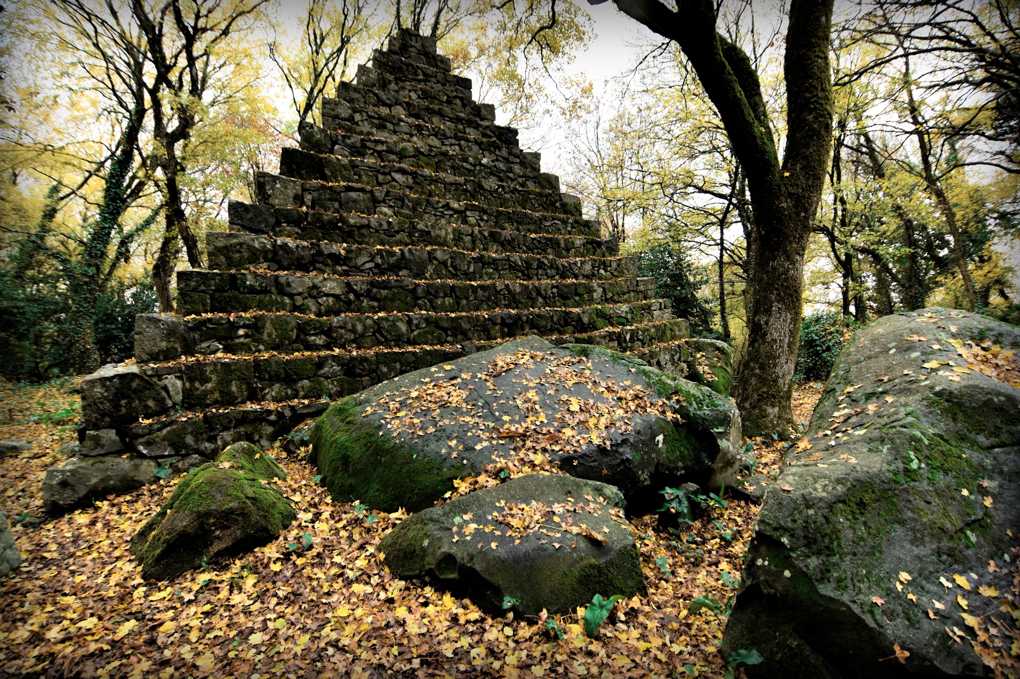 Piramide nel Bosco Isabella