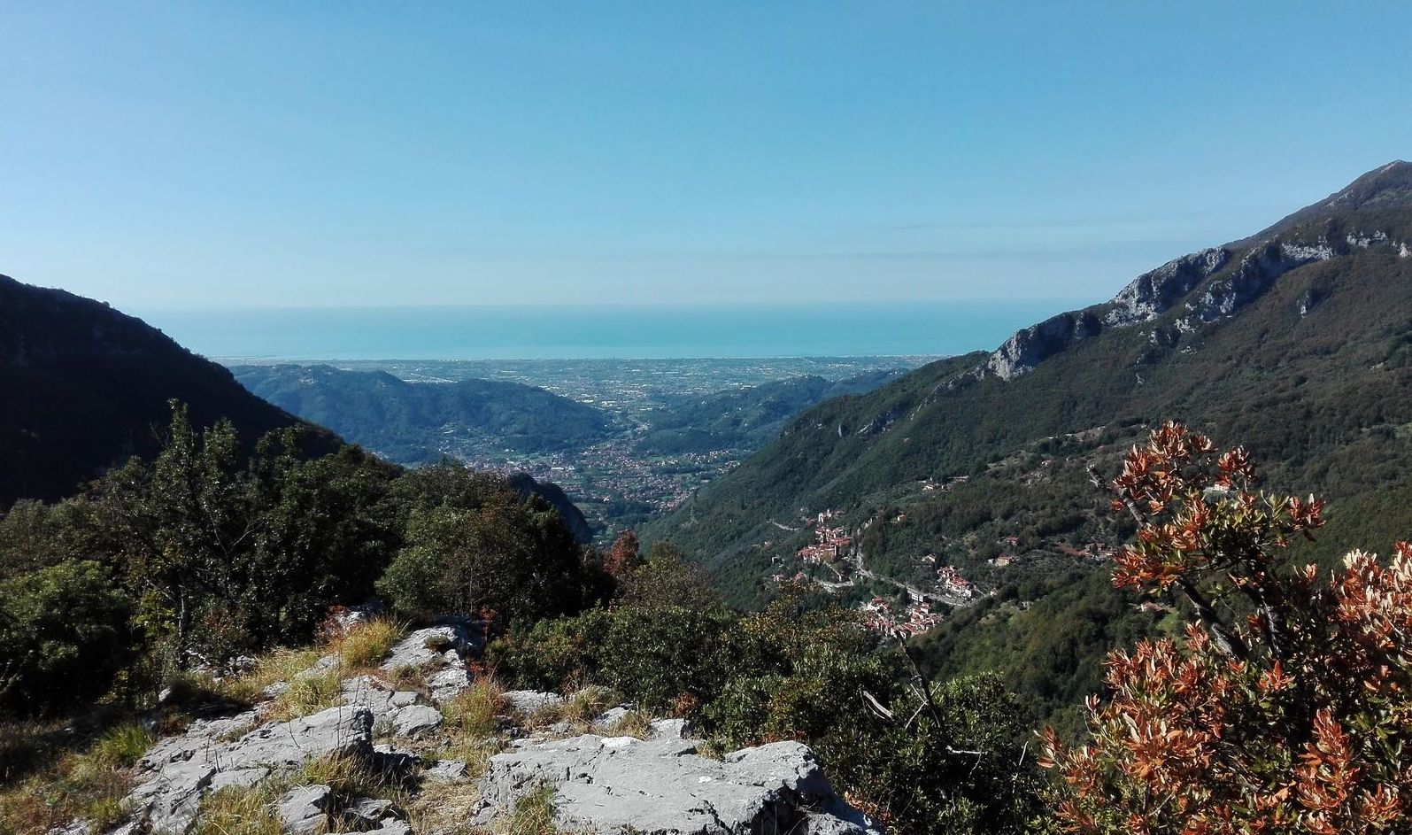 Monti e mare nella zona di Camaiore