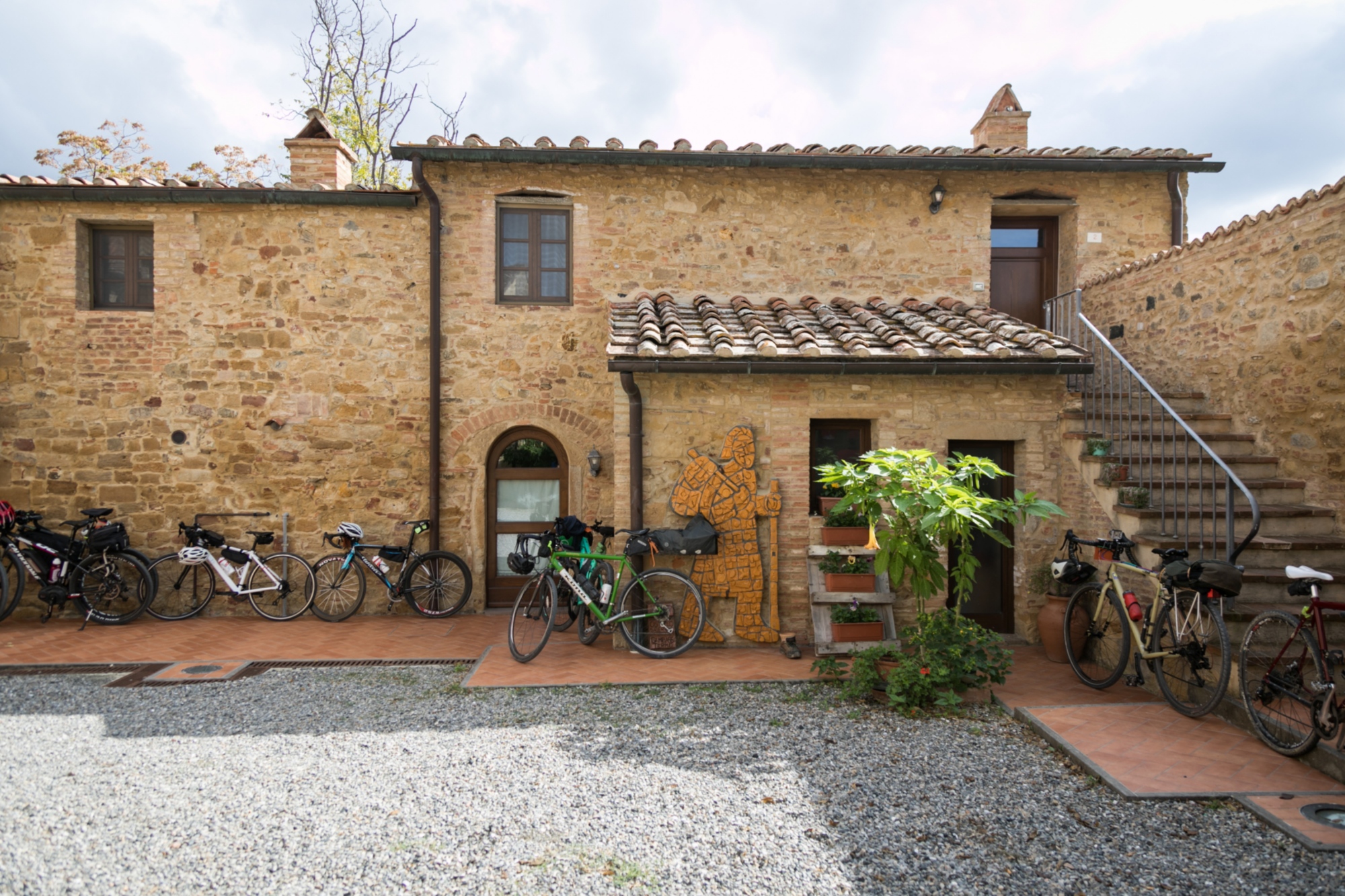 Chiostro interno dell'Ostello di Gambassi Terme, accogliente punto di sosta per i pellegrini lungo la Via Francigena.