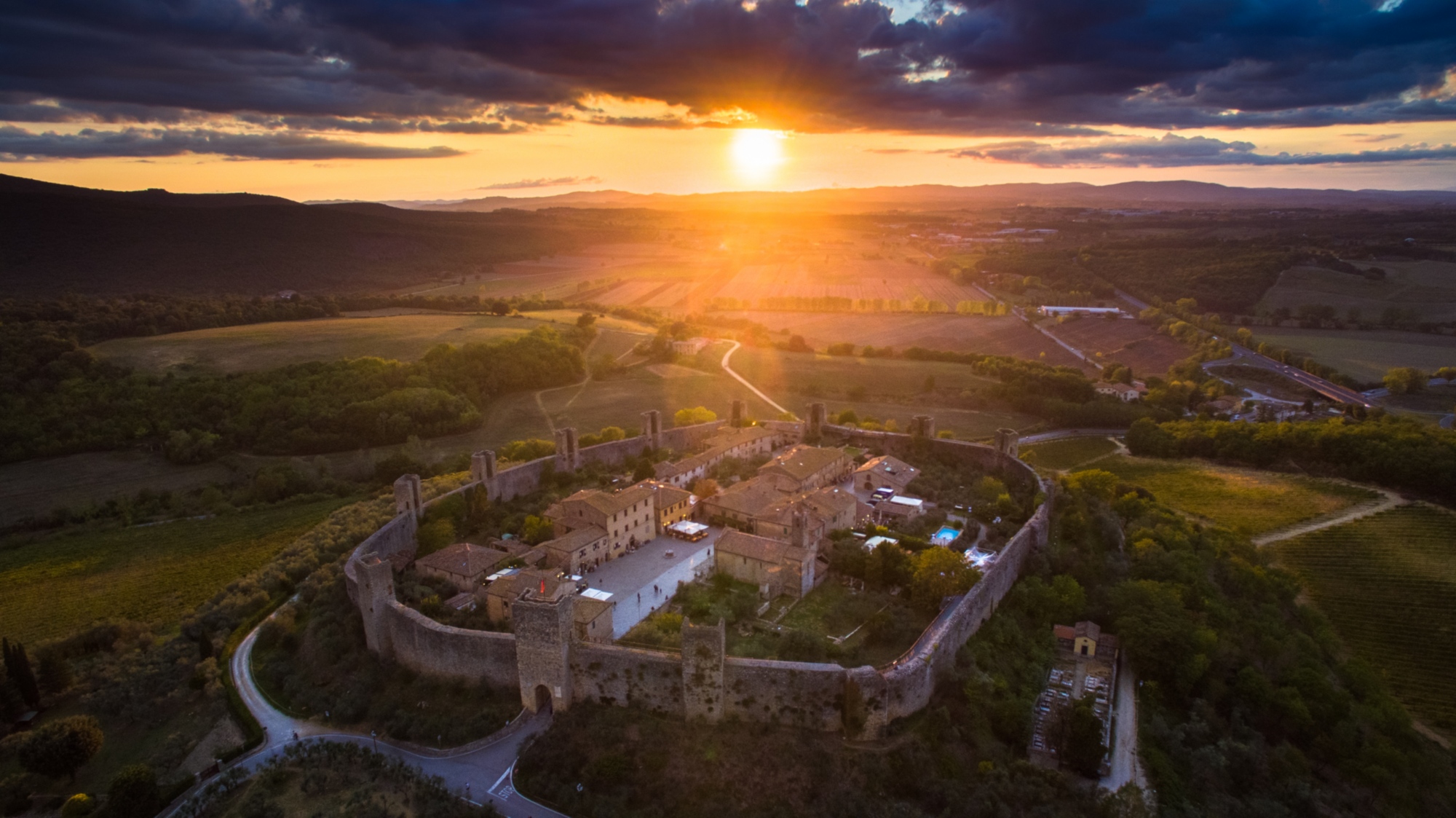 Vista aerea di Monteriggioni e la caratteristica campagna senese circostante