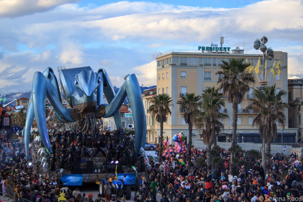 Die großen Pappmaché-Wagen von Viareggio