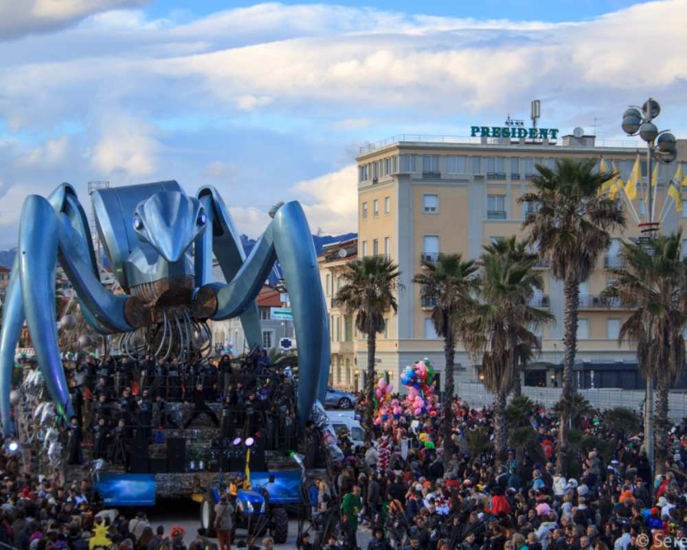 Las grandes carrozas de cartón piedra del Carnaval de Viareggio
