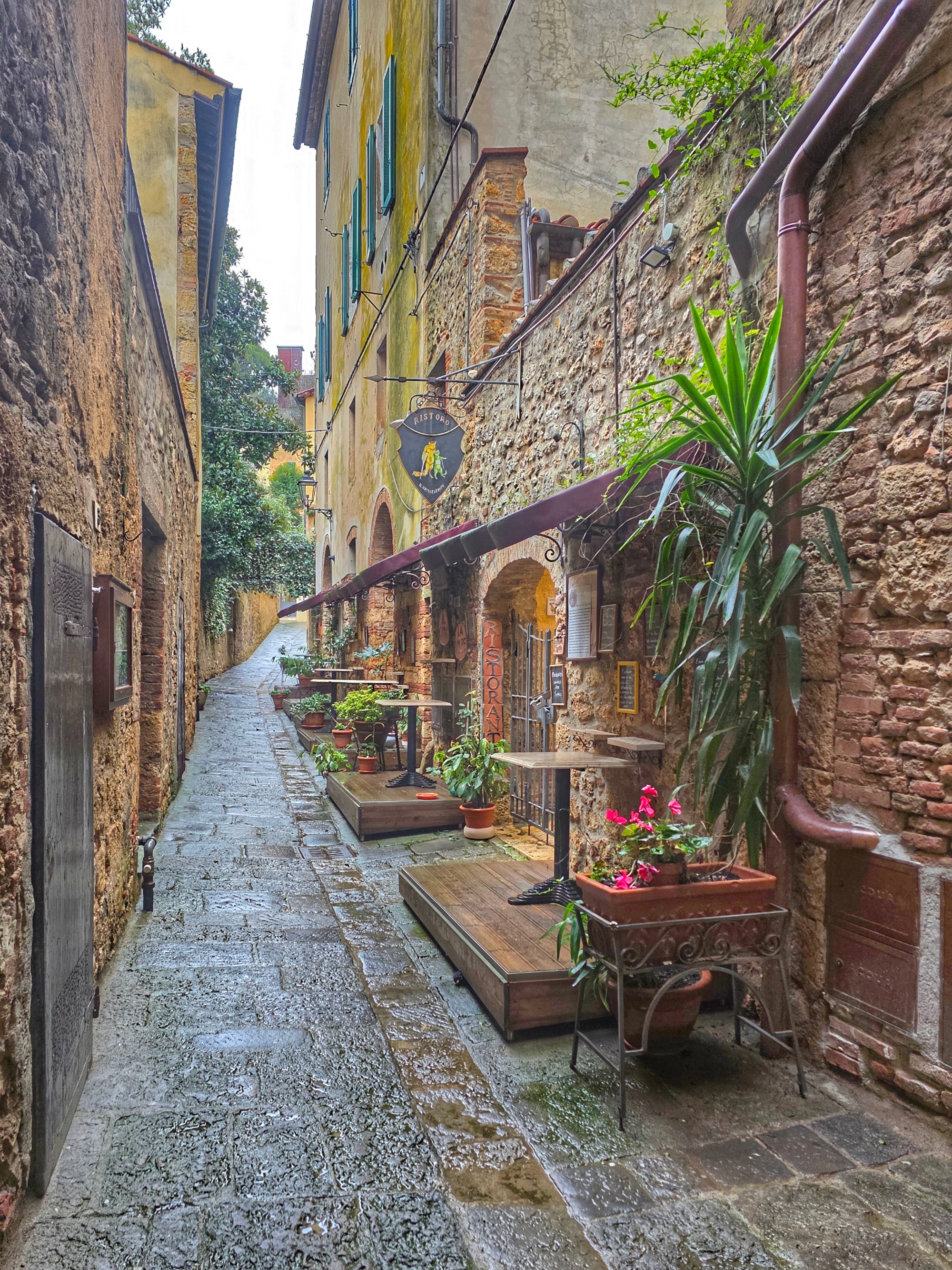 Vicolo Ciambellano in una giornata di autunno