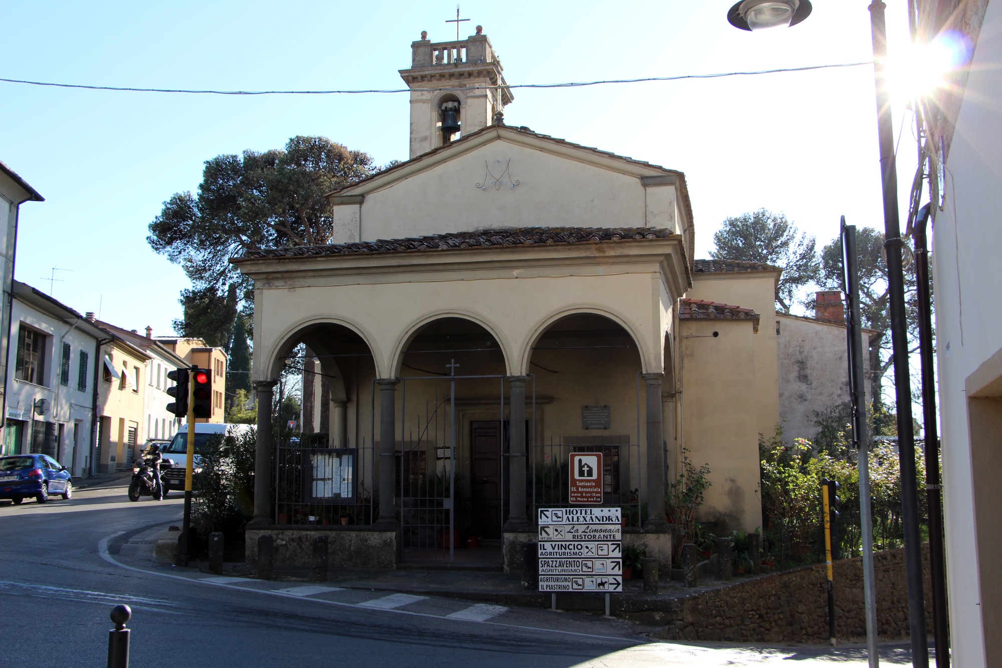 Pequeña iglesia con fachada a dos aguas y torre campanario