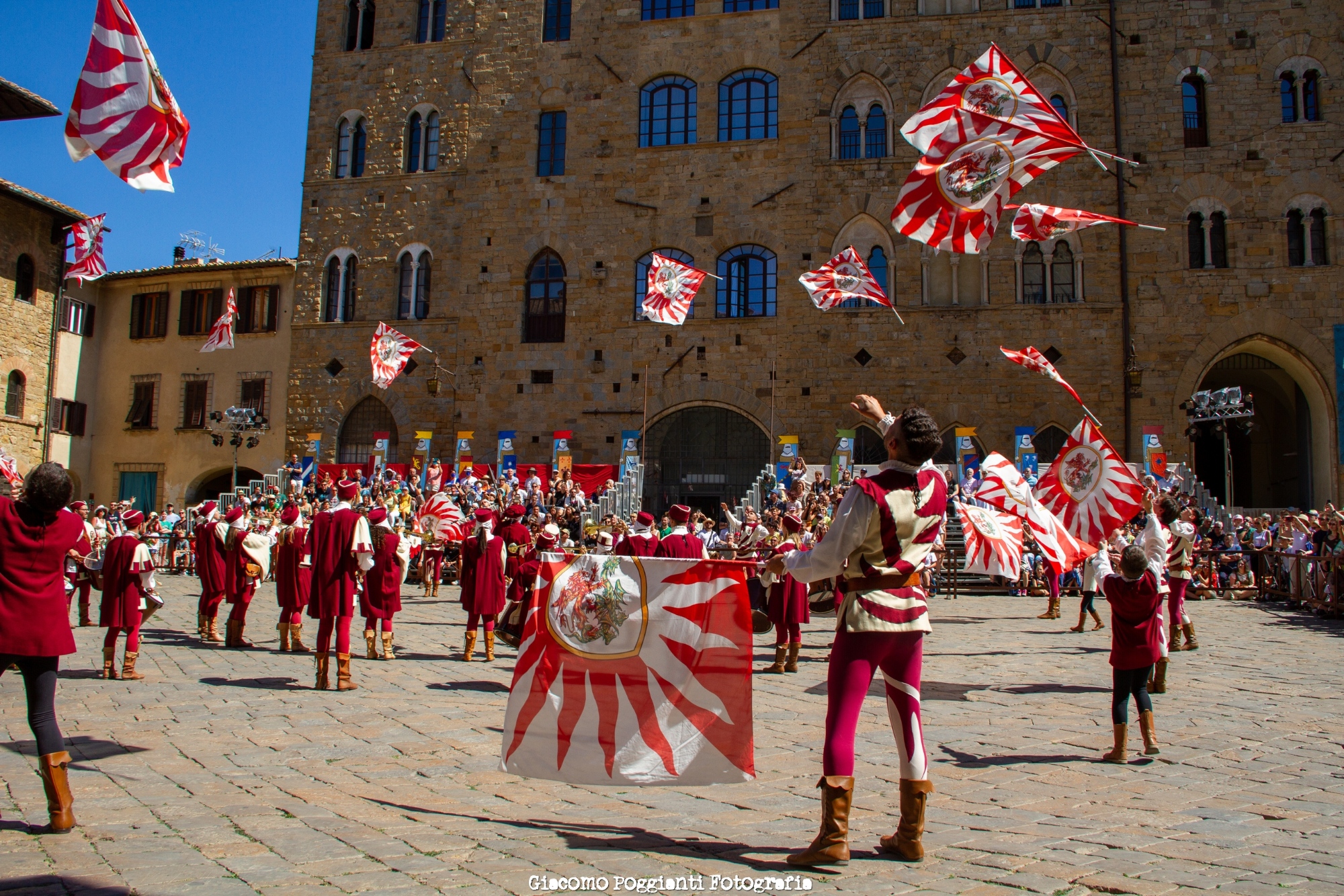 Animadores en la fiesta medieval de Volterra en agosto