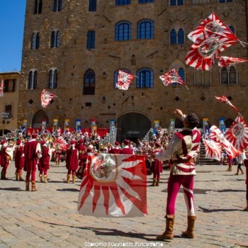 Animadores en la fiesta medieval de Volterra en agosto